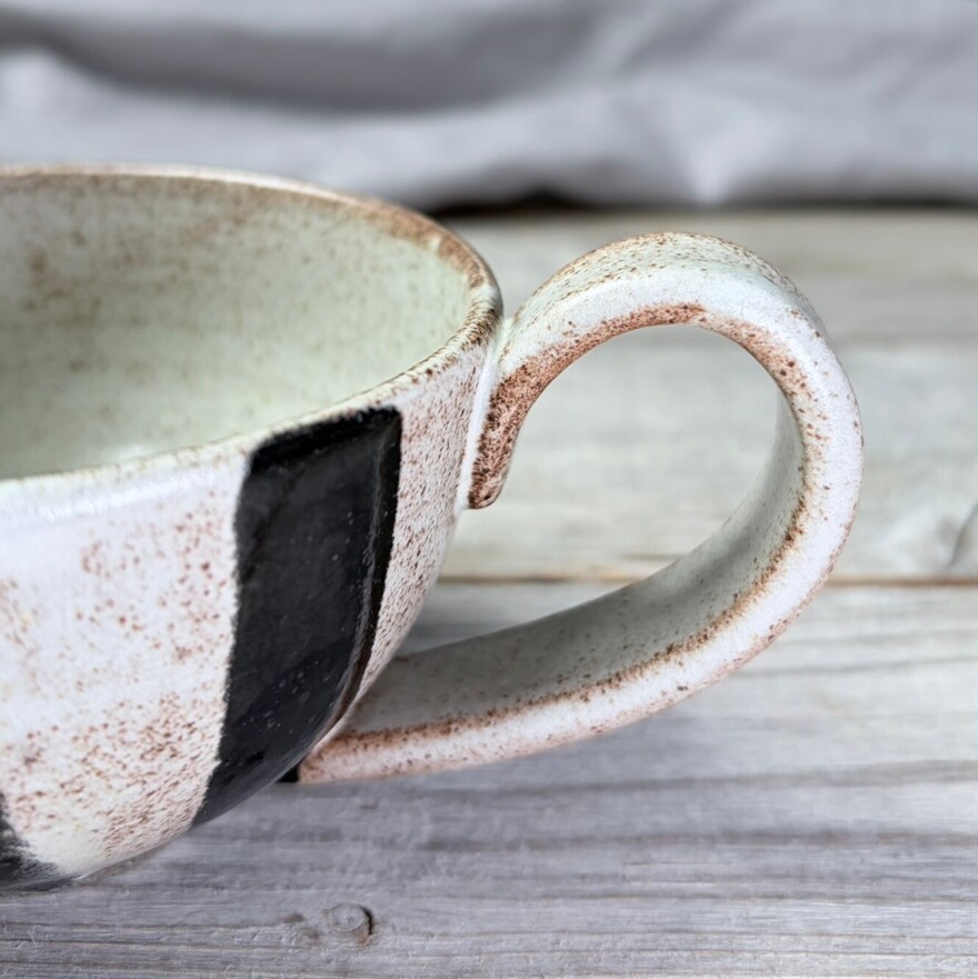 Tasse B&W Stripes ⋆ 39€<a href="/keramik/bestellen?product=Tasse%20B%26W%20Stripes" class="button">Bestellen</a> Tasse B&W Stripes ⋆ 39€