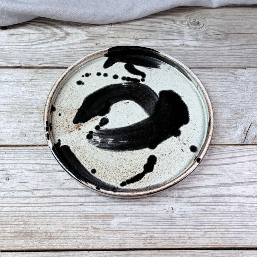 Teller B&W Abstract Strokes ⋆ 35€<a href="/keramik/bestellen?product=Teller%20B%26W%20Abstract%20Strokes" class="button">Bestellen</a> Teller B&W Abstract Strokes ⋆ 35€