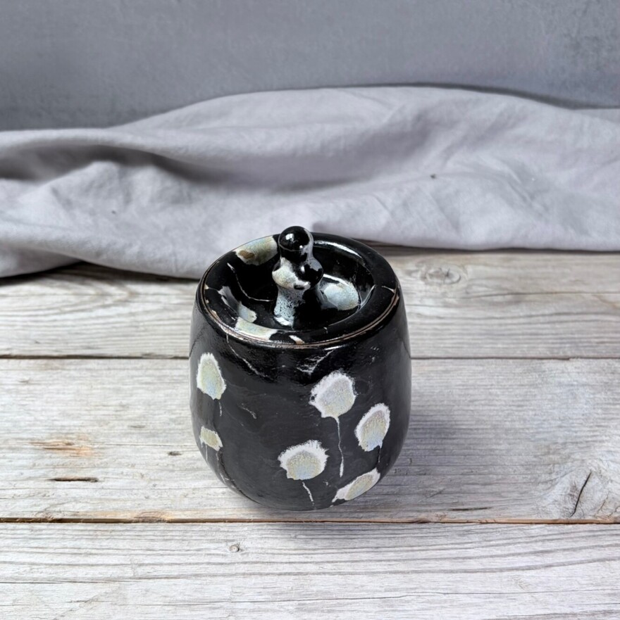 B&W Zuckerdose Blossom ⋆ 49€<a href="/keramik/bestellen?product=B%26W%20Zuckerdose%20Blossom" class="button">Bestellen</a> B&W Zuckerdose Blossom ⋆ 49€
