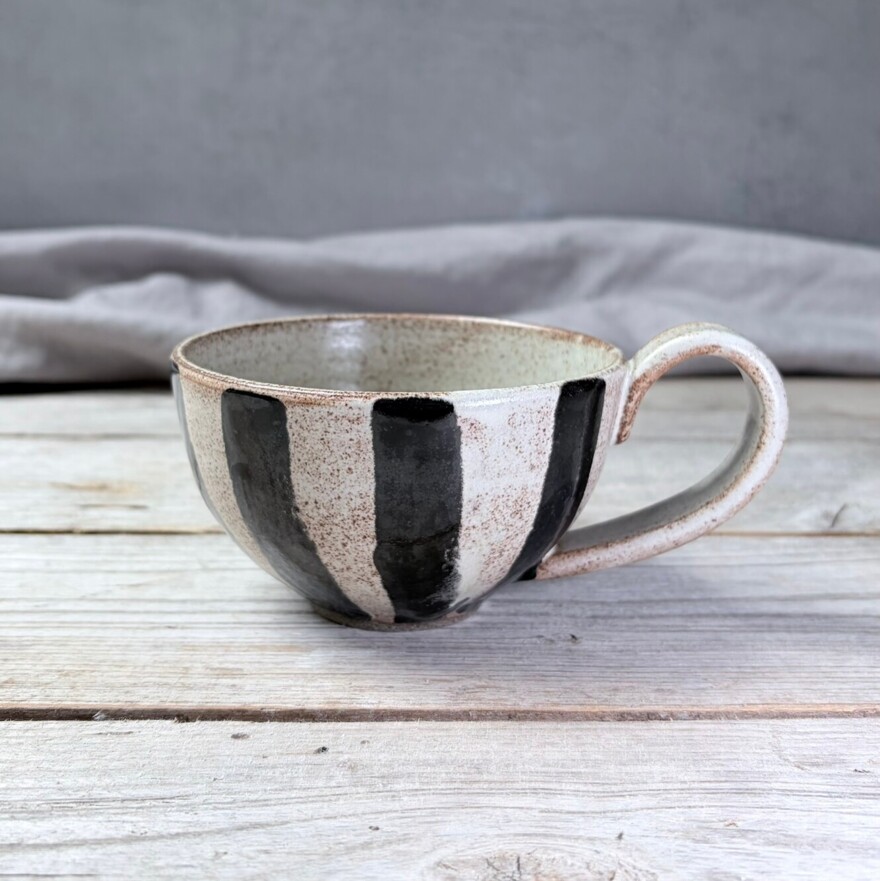 Tasse B&W Stripes ⋆ 39€<a href="/keramik/bestellen?product=Tasse%20B%26W%20Stripes" class="button">Bestellen</a> Tasse B&W Stripes ⋆ 39€